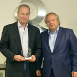 Bertins-oborne-recibe-premio