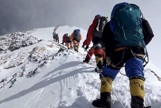 El monte Everest reabre, tras cuatro meses de cierre