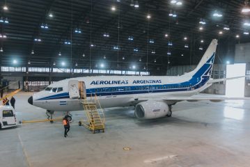 Aerolíneas Argentinas presentó su avión con diseño retro