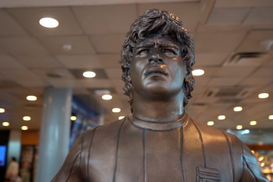 La escultura de Maradona en Ezeiza