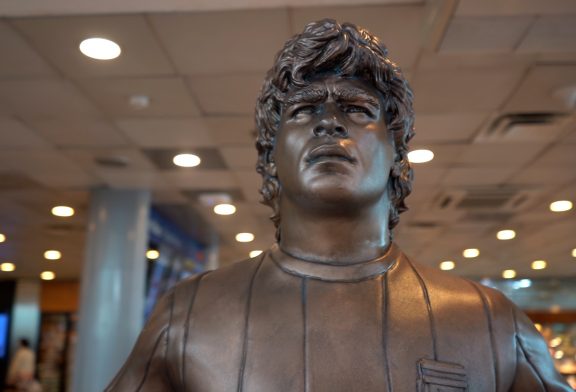 La escultura de Maradona en Ezeiza