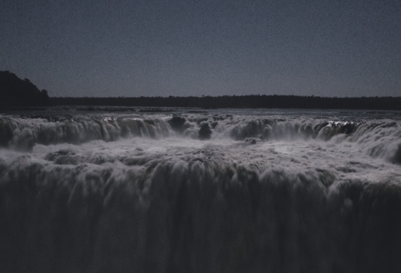 La magia de Iguazú bajo la luz de la luna llena