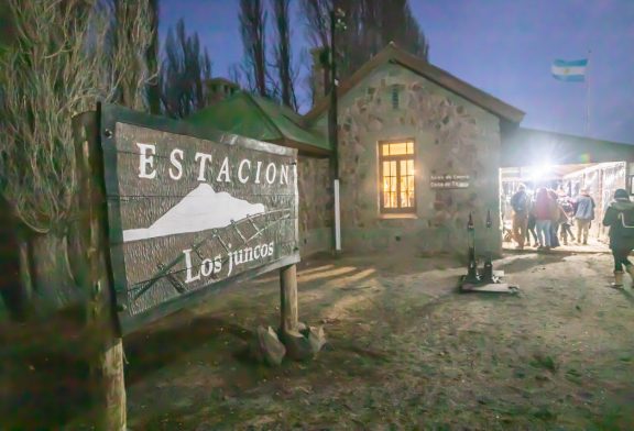 En Río Negro, el servicio ferroviario nocturno sigue cautivando a turistas de la cordillera