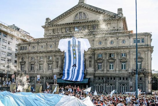 Festejo Mundial con la camiseta más grande del mundo en el Colón