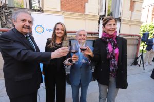 El embajador Alfonsín brinda con invitados