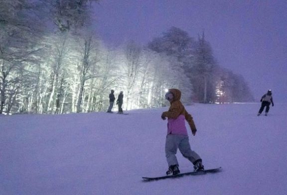 Chapelco esquió de noche con una gran nevada